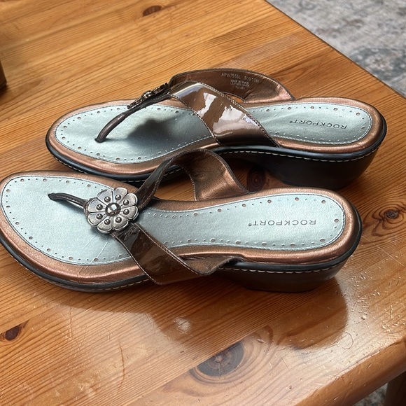 Rockport Brown Sandals with Leather Straps and Decorative Rosette - Picture 5 of 9